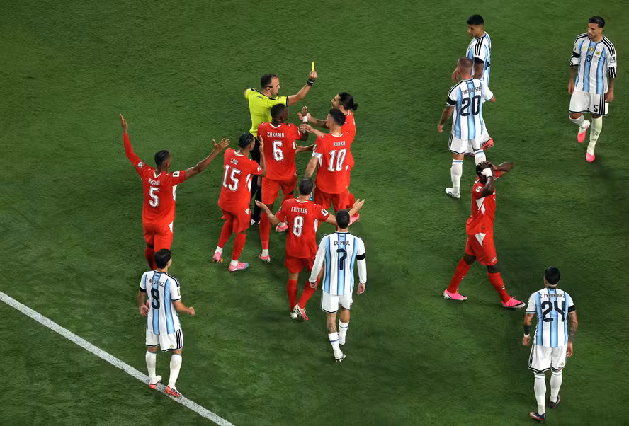 "Copa armada"? O lance de VAR que revoltou os ingleses e colocou fogo em Argentina x Inglaterra